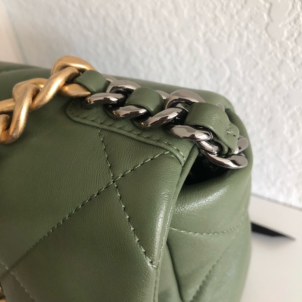 Brand new CHANEL small 19 green handbag - Picture 8 of 16